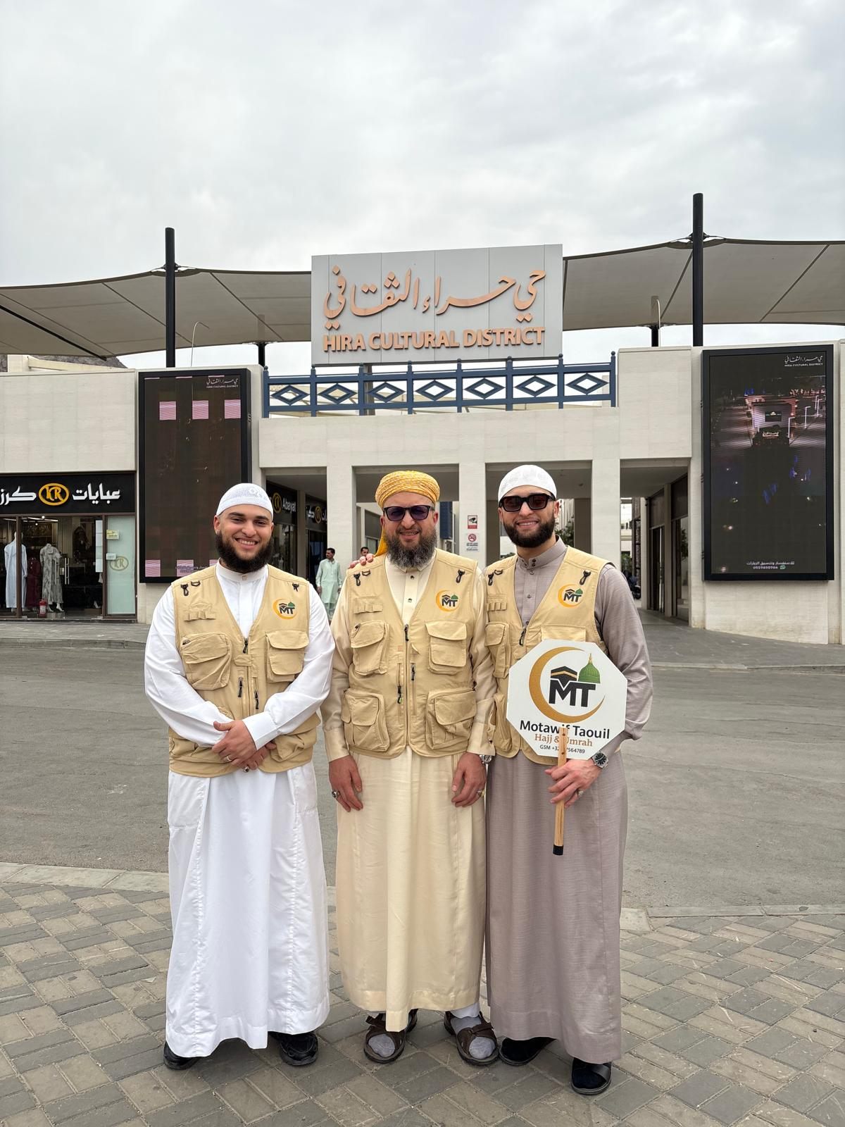 Nordine, Yaser en Soulaimane Taouil in Motawif Taouil-begeleidersvesten aan het Hira Cultural District in Makkah