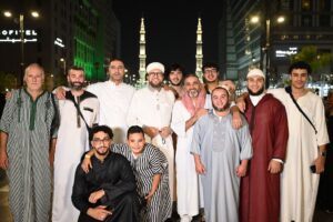 Photo de groupe devant la Mosquée du Prophète à Médine, le soir