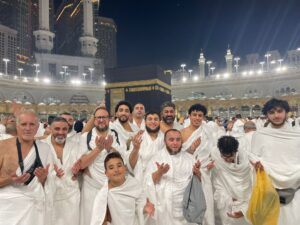 Groupe en ihram devant la Kaaba