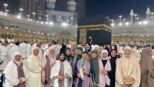 Groupe de femmes devant la Kaaba