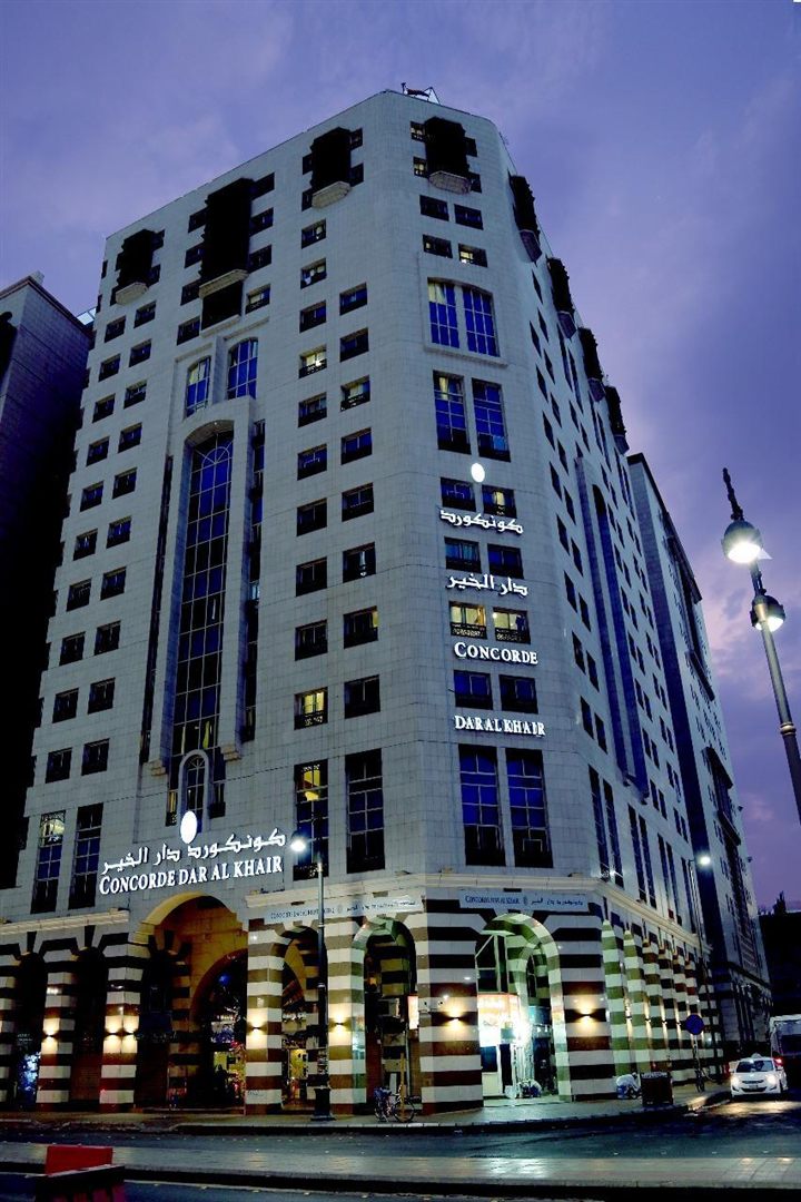 Concorde Dar Al Khair Hotel in Madinah bij avondlicht