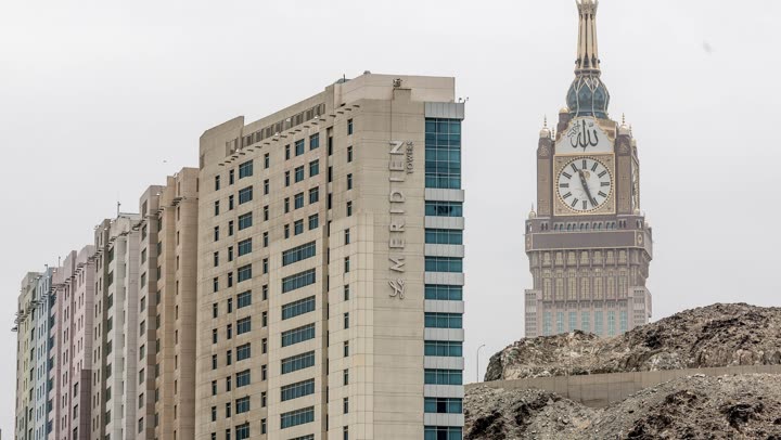 Le Méridien Towers in Mekka met de klokkentoren op de achtergrond