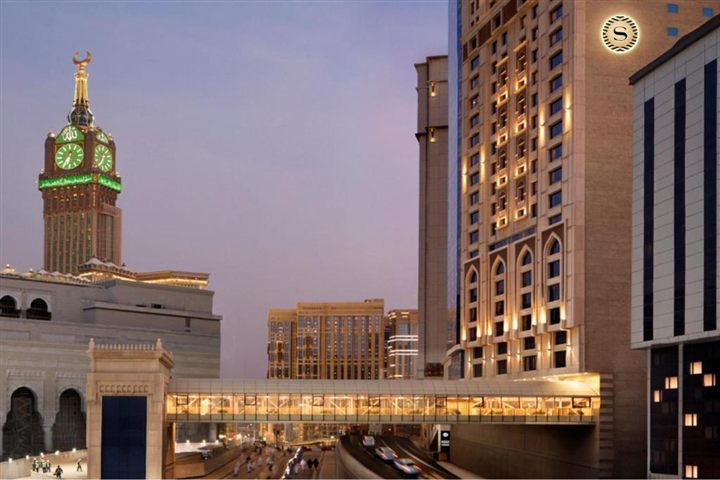 Sheraton Makkah Jabal Al Kaaba met de klokkentoren van Makkah op de achtergrond