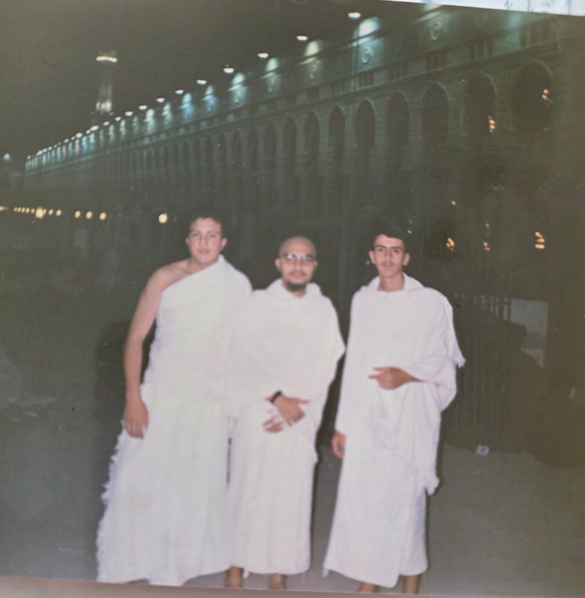 Nordine Taouil (uiterst links) in ihram voor de Haram tijdens zijn eerste Umrah, zeventien jaar oud